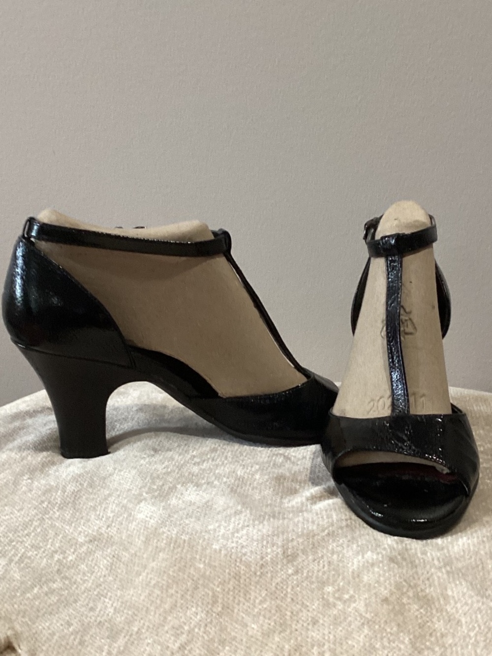 Aerosoles Black Patent Leather T-Strap Open Toe Heels NWOB Size 7 3" Heel